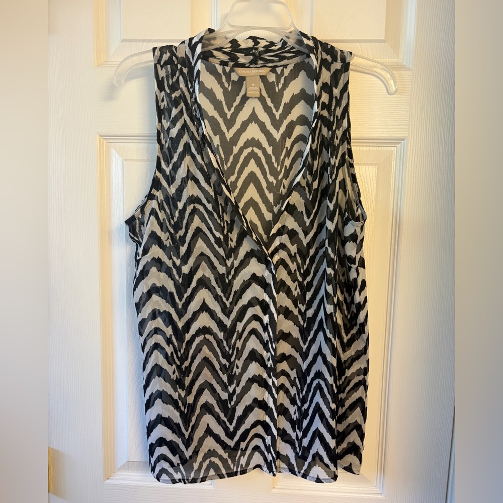 Banana Republic Black & White Printed Sleeveless Blouse – Size M